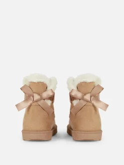 Botas Imitação Pelo Detalhe Laço