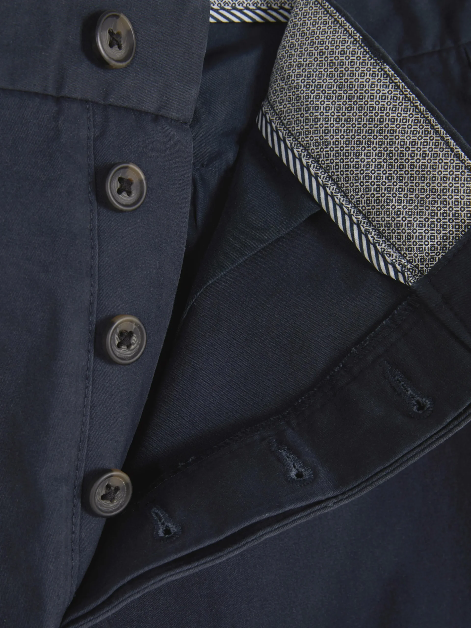 Calças Chino Elásticas Corte Perna Direita