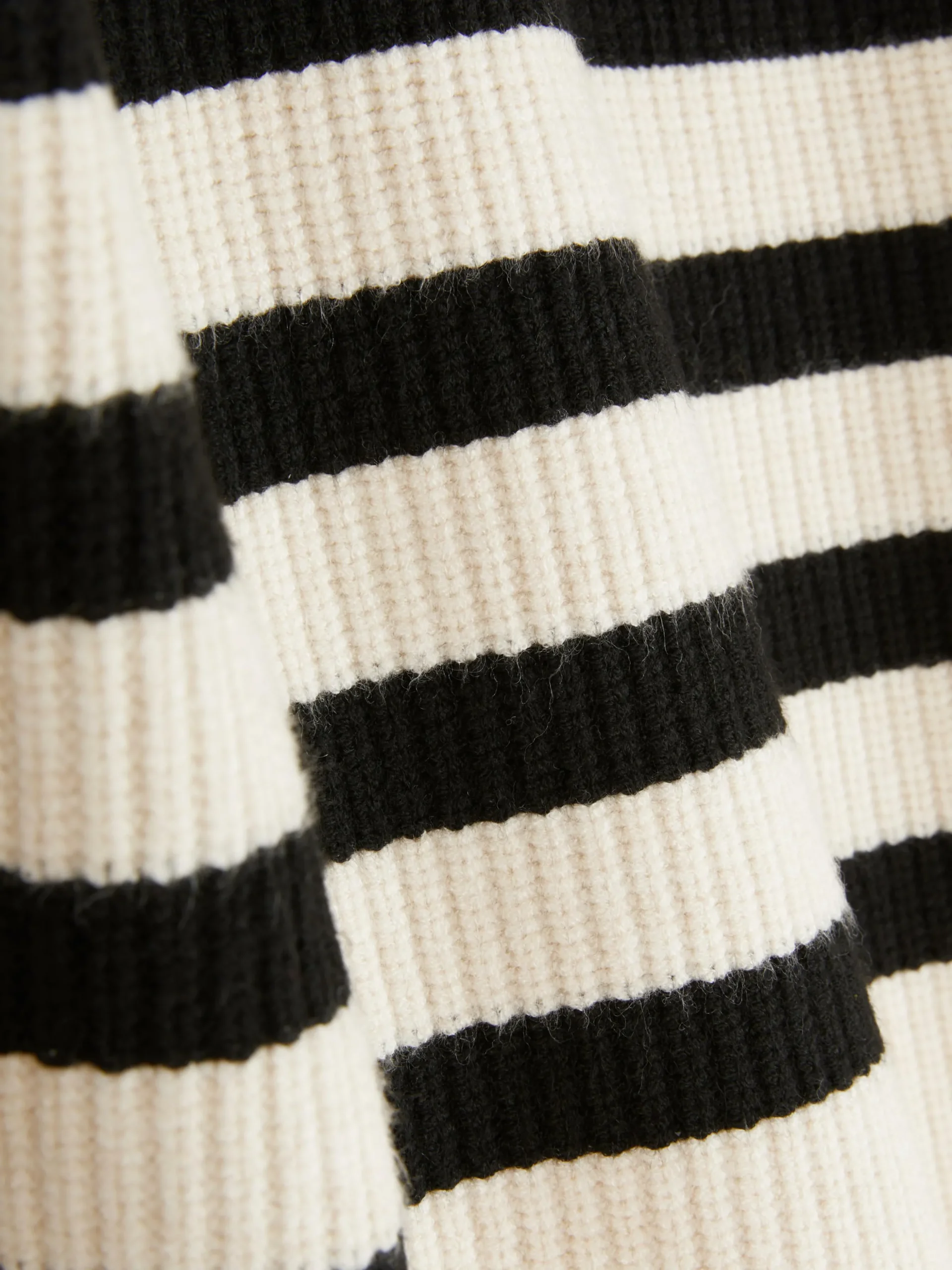 Camisola Gola Redonda Detalhe Botão