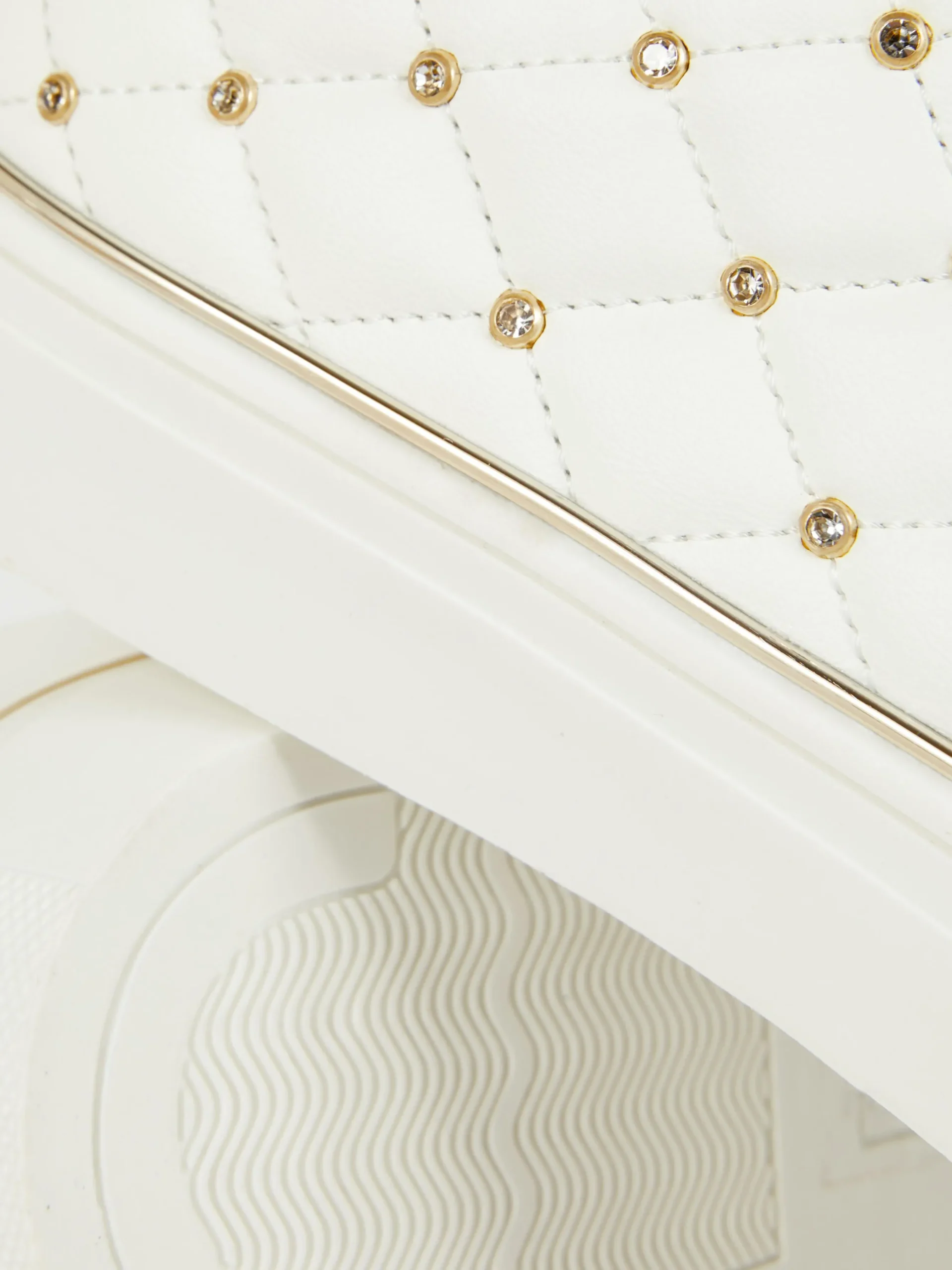 Ténis Sola Grossa Tachas Brilhantes